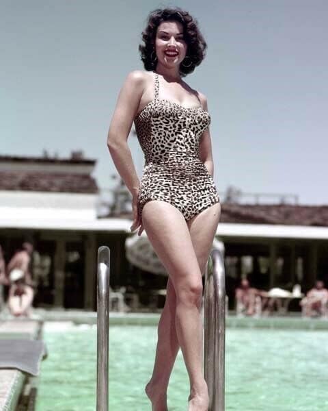 Линда Кристал с усмивка позира за стъпките на басейна по бански на 1960-те години 8x10 инча снимка